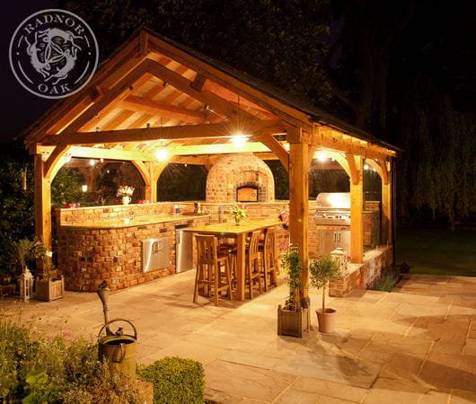 Radnor Oak garden pavilion with pizza oven